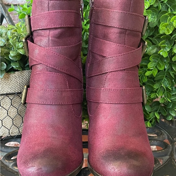 JustFab Binnae High Heeled Bootie; Burgundy Suede W/Multi-Straps & Buckles; Sz 9 - Picture 6 of 16